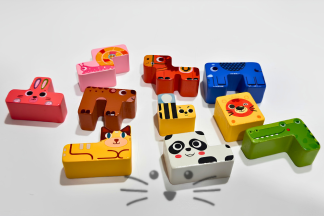 Carrito Multifunción de Madera – Encastres, Tarjetas y Juego de Ingenio
