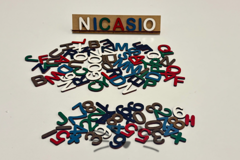 Letras y Números Móviles de Madera